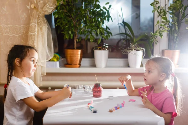 Dos Hermanas Pequeñas Dibujando Colorido Cuadro Casa — Foto de Stock