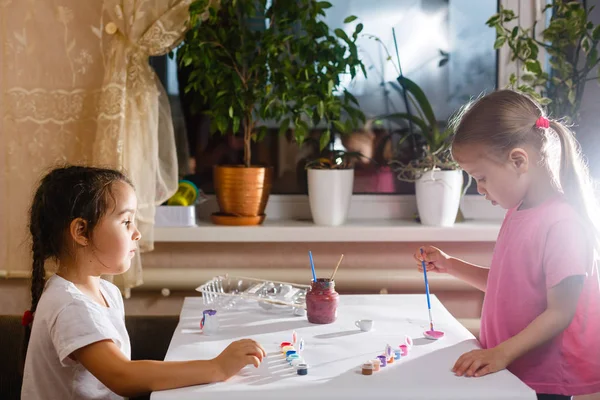 Duas Irmãzinhas Desenhando Quadro Colorido Casa — Fotografia de Stock