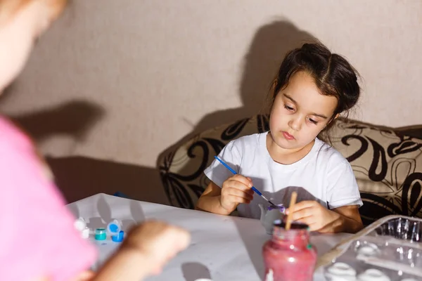 Duas Irmãzinhas Desenhando Quadro Colorido Casa — Fotografia de Stock