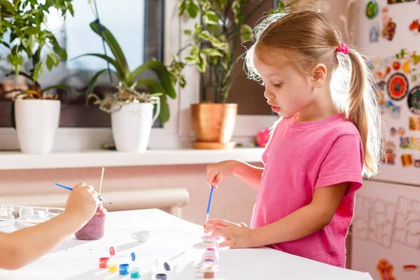 Menina Loira Desenho Com Tintas Coloridas — Fotografia de Stock