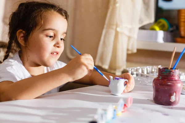 Menina Morena Desenho Com Tintas Coloridas — Fotografia de Stock