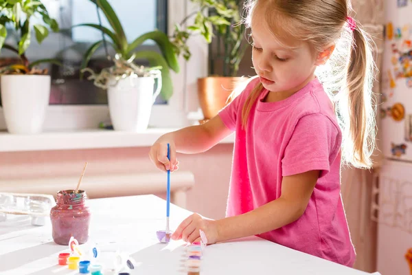Menina Loira Desenho Com Tintas Coloridas — Fotografia de Stock
