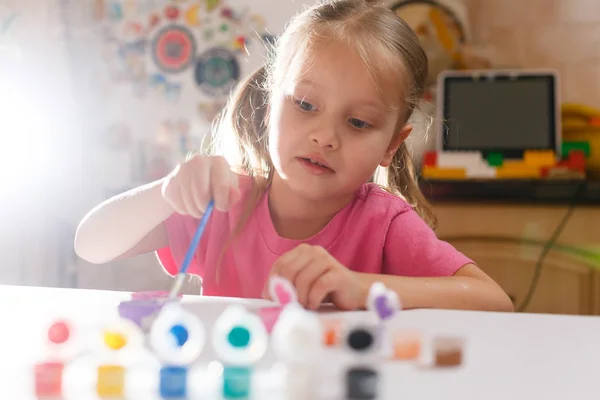 Menina Loira Desenho Com Tintas Coloridas — Fotografia de Stock