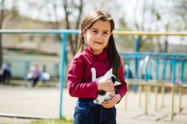 evsiz kedi yavrusu tutan genç kızın portresi 