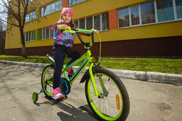 Sorrindo Menina Andando Bicicleta Redor Edifício — Fotografia de Stock