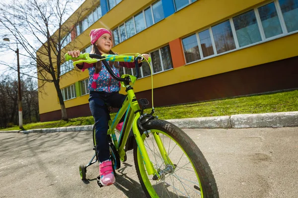 Sorrindo Menina Andando Bicicleta Redor Edifício — Fotografia de Stock