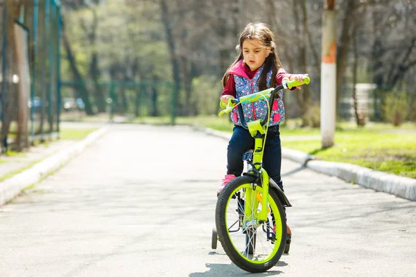 Sorrindo Menina Andando Bicicleta Redor Edifício — Fotografia de Stock