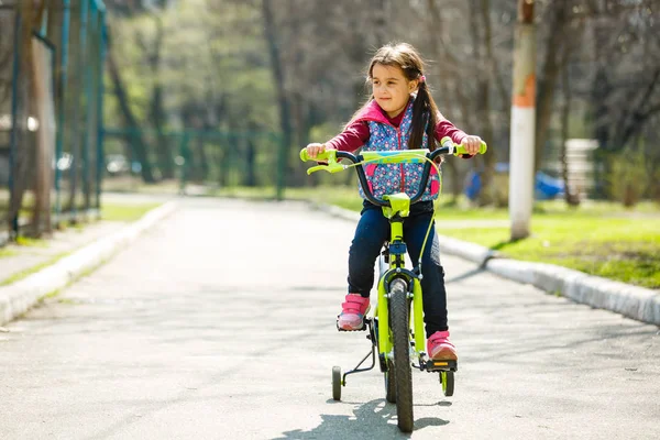 Sorrindo Menina Andando Bicicleta Redor Edifício — Fotografia de Stock