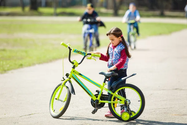 Dziewczynka Jazda Rowerze Parku — Zdjęcie stockowe