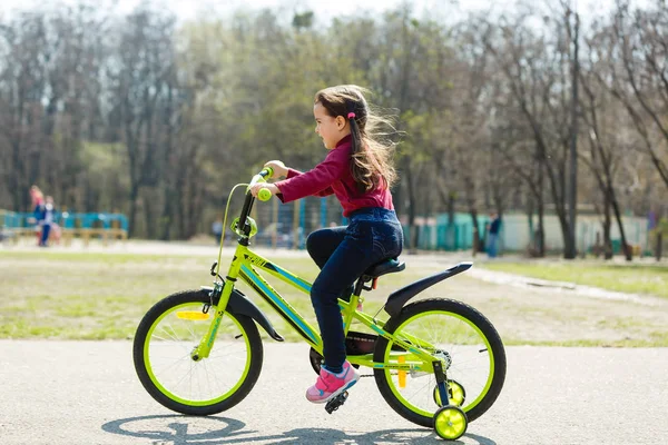 Bambina Sella Alla Bicicletta Nel Verde Parco Estivo — Foto Stock