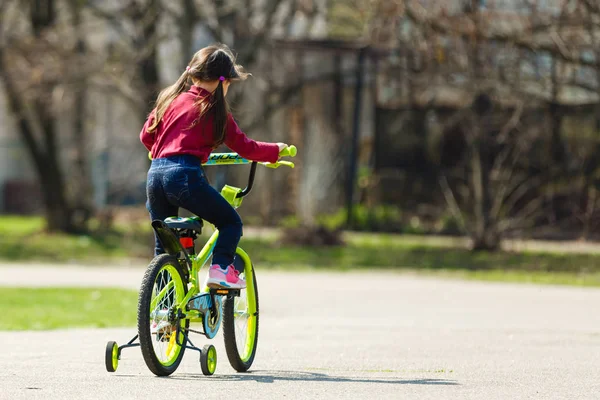 Klein Meisje Paardrijden Fiets Groene Zomerpark — Stockfoto