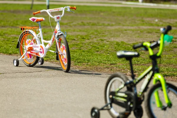 Uma Bicicleta Parque — Fotografia de Stock