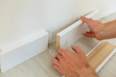 Yeni süpürgelik tahtası kuran adamın yakın görünümü 