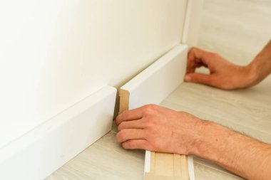 Yeni süpürgelik Yönetim Kurulu içinde ev koyarak adam görünümü Kapat