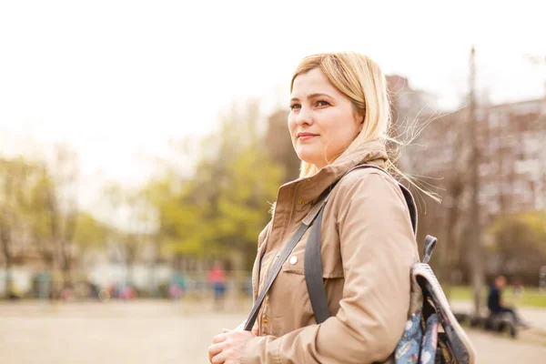 Mujer Rubia Joven Traje Casual Caminando Ciudad —  Fotos de Stock