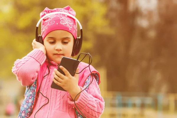 Niña Sonriente Escuchando Música Los Auriculares Eligiendo Música Smartphone — Foto de Stock