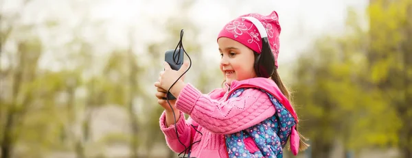 Usmívající Malé Děvče Poslech Hudby Sluchátkách Výběr Hudby Smartphone — Stock fotografie