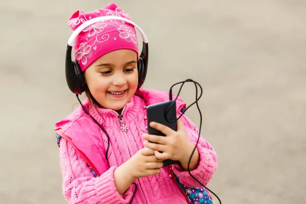 Niña Sonriente Escuchando Música Los Auriculares Eligiendo Música Smartphone — Foto de Stock