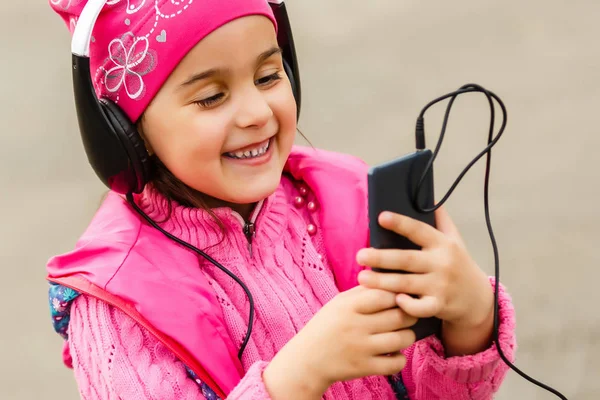 Niña Sonriente Escuchando Música Los Auriculares Eligiendo Música Smartphone — Foto de Stock
