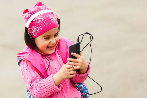 Niña Sonriente Escuchando Música Los Auriculares Eligiendo Música Smartphone — Foto de Stock