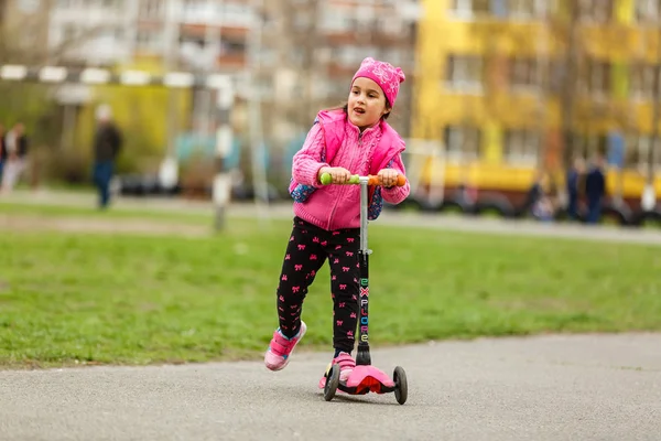 Menina Casaco Rosa Equitação Scooter Parque — Fotografia de Stock