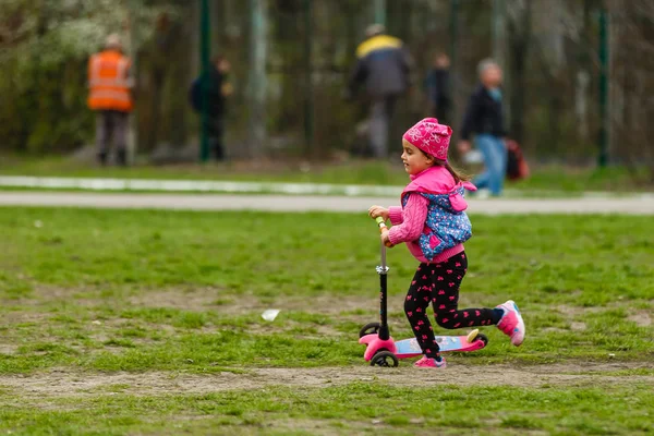 Menina Casaco Rosa Equitação Scooter Parque — Fotografia de Stock