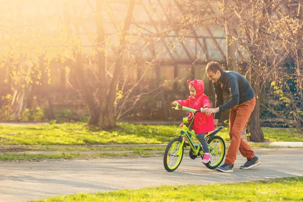 Klein Meisje Paardrijden Fiets Gelukkige Vader Volgende Dochter Green Park — Stockfoto