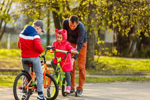 Hombre Enseñando Los Niños Andar Bicicleta — Foto de Stock