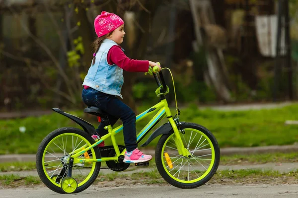 Klein Meisje Fietsten Stadspark — Stockfoto