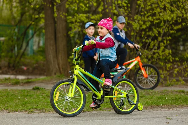 Klein Meisje Fietsten Stadspark — Stockfoto