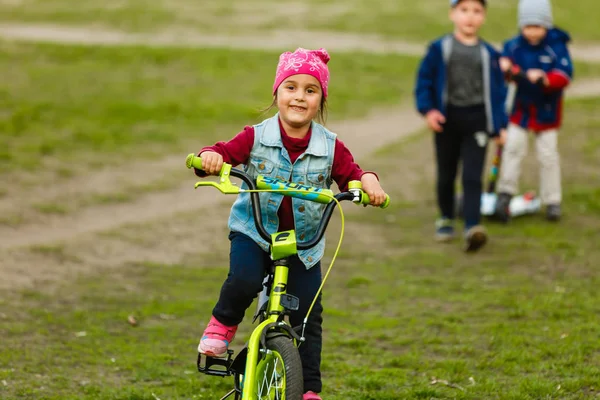 Niña Montar Bicicleta Parque Ciudad —  Fotos de Stock