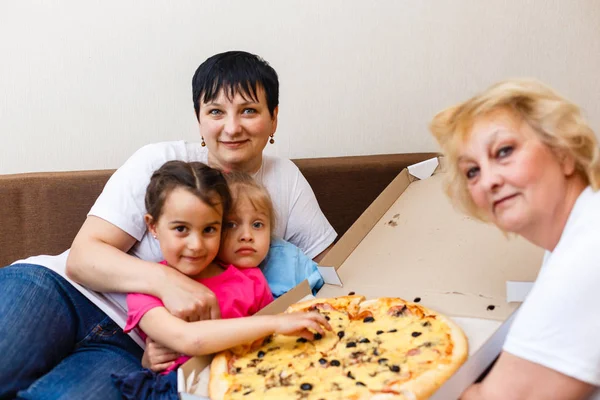 Moeder Grootmoeder Met Kinderen Eten Grote Pizza Thuis — Stockfoto