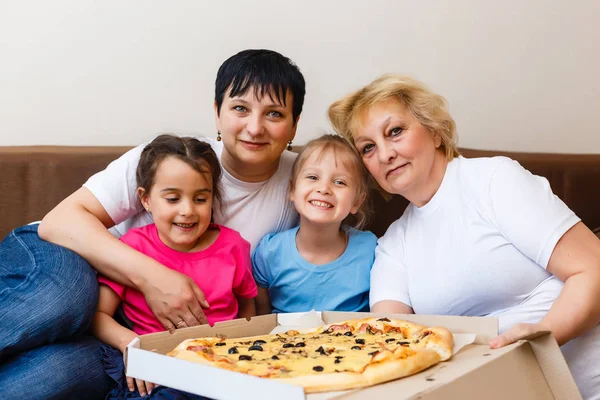 Mère Grand Mère Avec Des Enfants Mangeant Une Grande Pizza — Photo