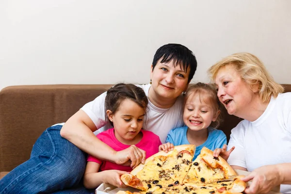 Moeder Grootmoeder Met Kinderen Eten Grote Pizza Thuis — Stockfoto