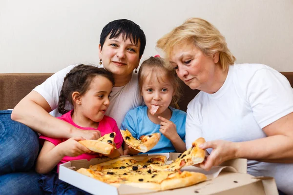 Mãe Avó Com Crianças Comendo Pizza Grande Casa — Fotografia de Stock