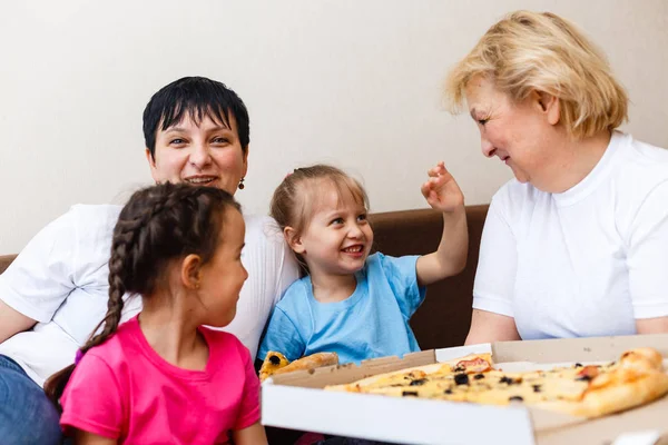Moeder Grootmoeder Met Kinderen Eten Grote Pizza Thuis — Stockfoto