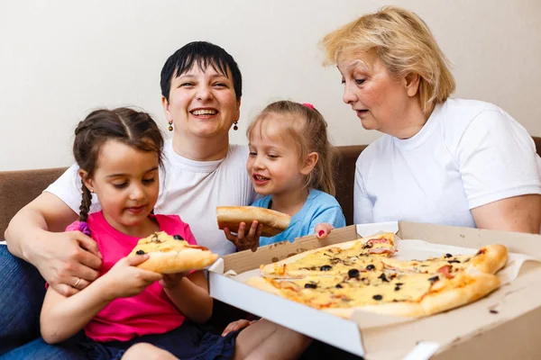 Mãe Avó Com Crianças Comendo Pizza Grande Casa — Fotografia de Stock