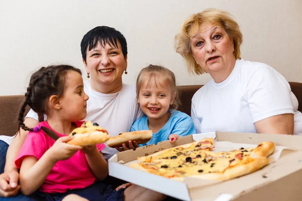 Moeder Grootmoeder Met Kinderen Eten Grote Pizza Thuis — Stockfoto