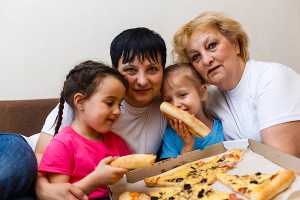 Moeder Grootmoeder Met Kinderen Eten Grote Pizza Thuis — Stockfoto