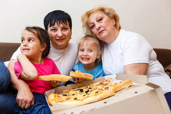 Mãe Avó Com Crianças Comendo Pizza Grande Casa — Fotografia de Stock