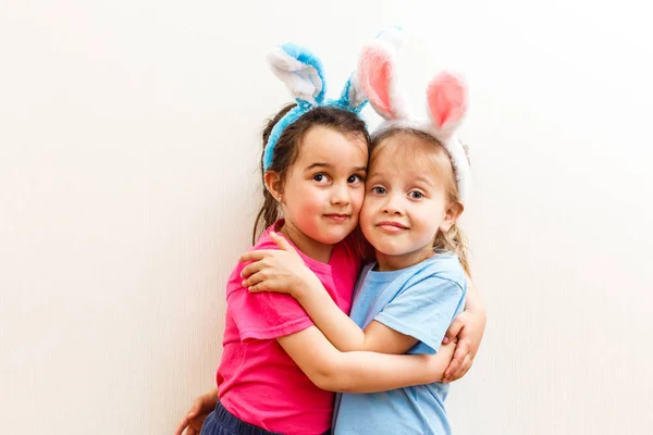 Zwei Kleine Mädchen Mit Hasenohren Isoliert Auf Weißem Hintergrund — Stockfoto