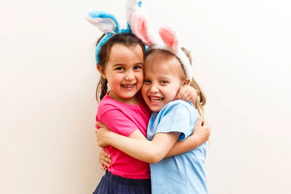 Zwei Kleine Mädchen Mit Hasenohren Isoliert Auf Weißem Hintergrund — Stockfoto