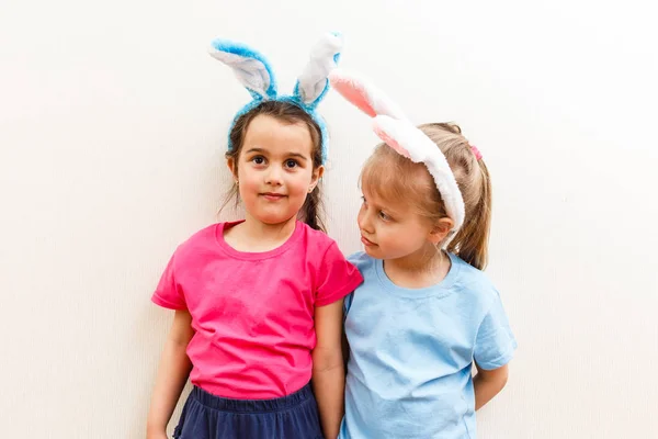 Zwei Kleine Mädchen Mit Hasenohren Isoliert Auf Weißem Hintergrund — Stockfoto