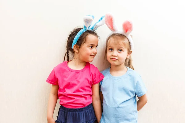 两个小女孩与兔子耳朵查出在白色背景 — 图库照片
