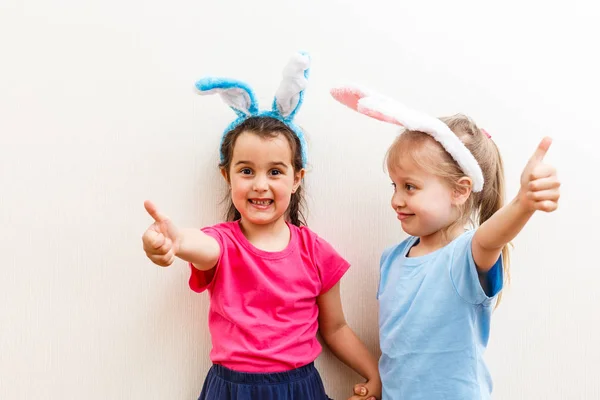 Zwei Kleine Mädchen Mit Hasenohren Isoliert Auf Weißem Hintergrund — Stockfoto