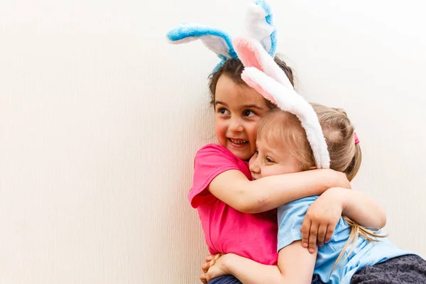 两个小女孩与兔子耳朵查出在白色背景 — 图库照片