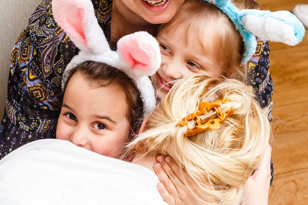 快乐的母亲花时间与女儿与兔子耳朵在头上 — 图库照片