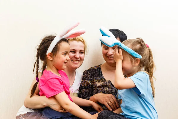 快乐的母亲花时间与女儿与兔子耳朵在头上 — 图库照片