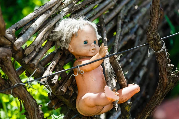 Verlassene Alte Kaputte Babypuppe Verrottet Unheimlichem Wald — Stockfoto