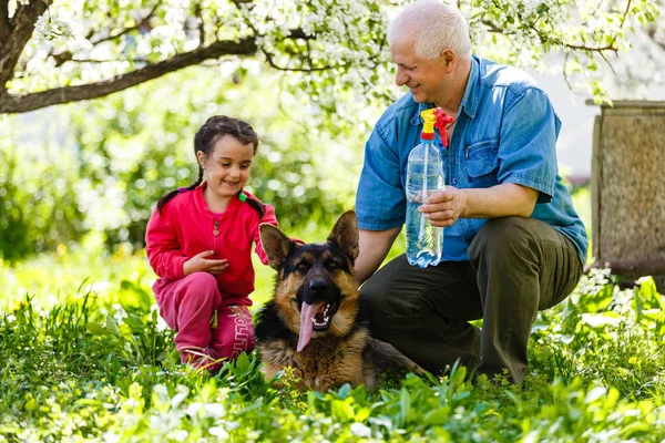 Abuelo Con Nieta Perro Descansando Jardín Primavera — Foto de Stock